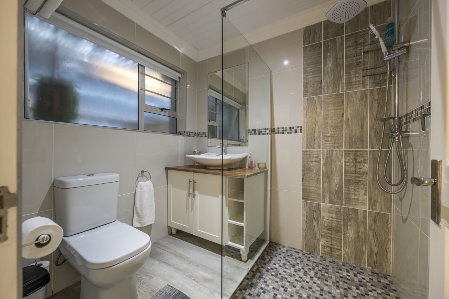 5 Bedroom Property for Sale in Glentana Western Cape